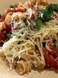 Pasta corta con berenjenas y tomate
