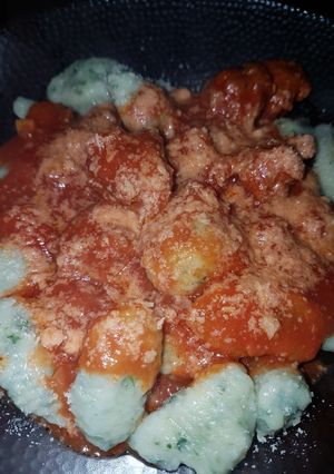 Una foto de Ñoquis de papa, espinaca y queso