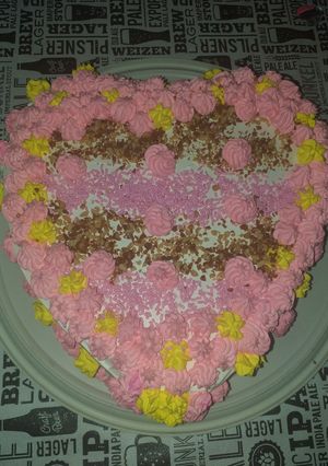 Una foto de Torta forma de corazón para mi hoy 15/6 mi cumple