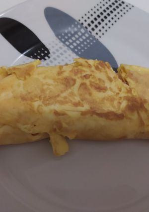 Una foto de Tortilla francesa con pavo y queso 🧀