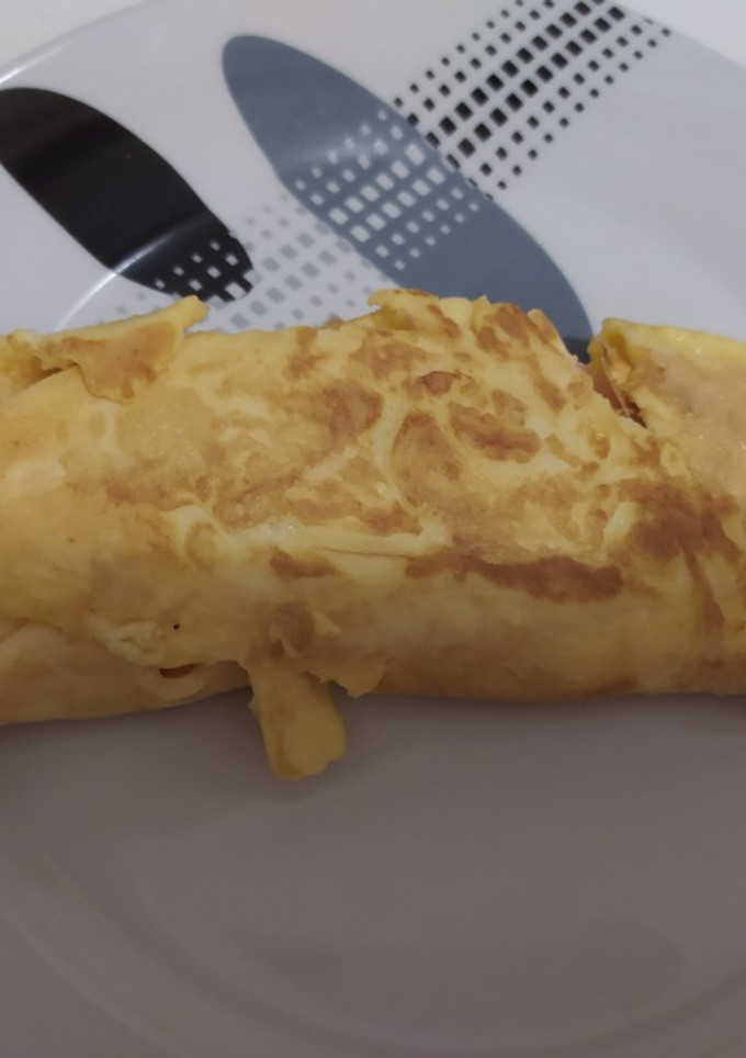 Una foto de Tortilla francesa con pavo y queso 🧀