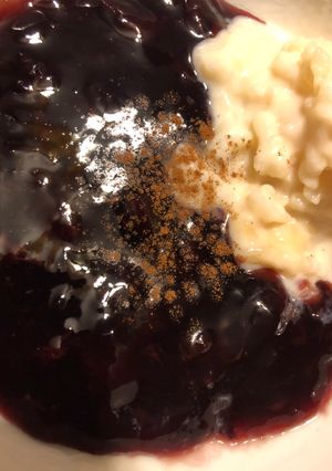 Una foto de Combinado: arroz con leche y mazamorra morada