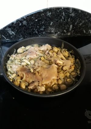 Foto principal de Manitas de cerdo con cebolla y champiñones al vino blanco