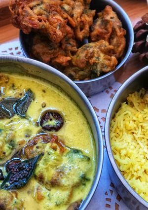 A picture of Kadhi pakora.