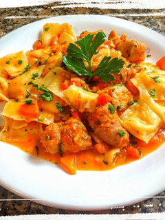 Una foto de Ravioles de Ricota con Salsa de Chorizo y Pollo