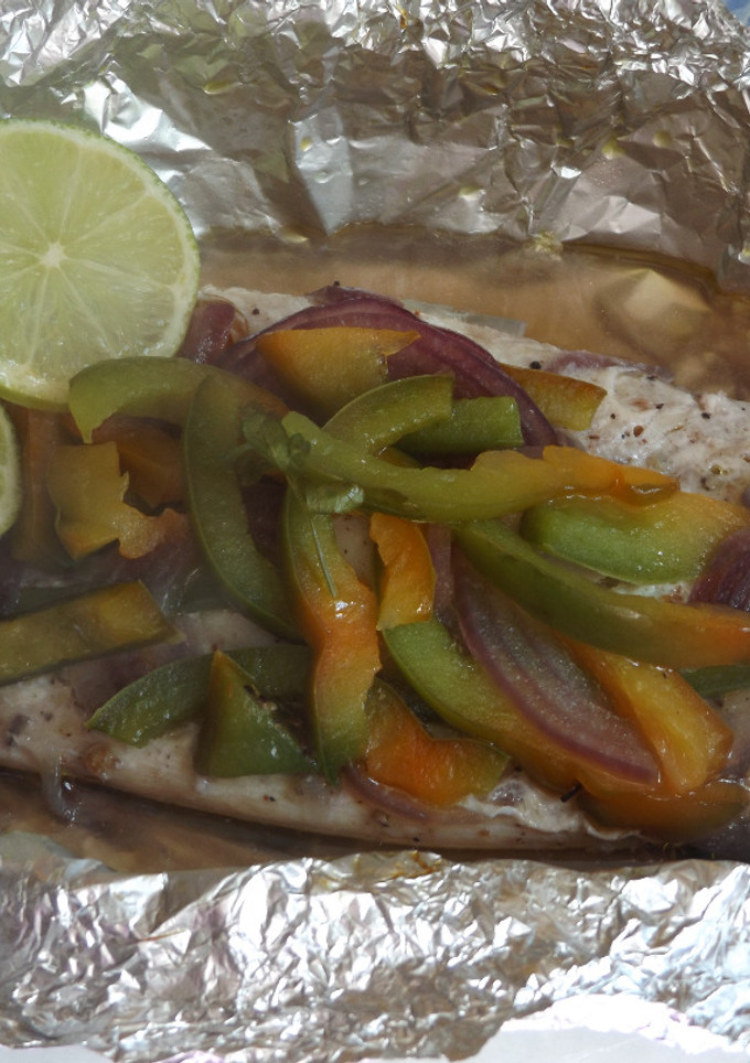 Una foto de Palometa con verduras y lima en papillote