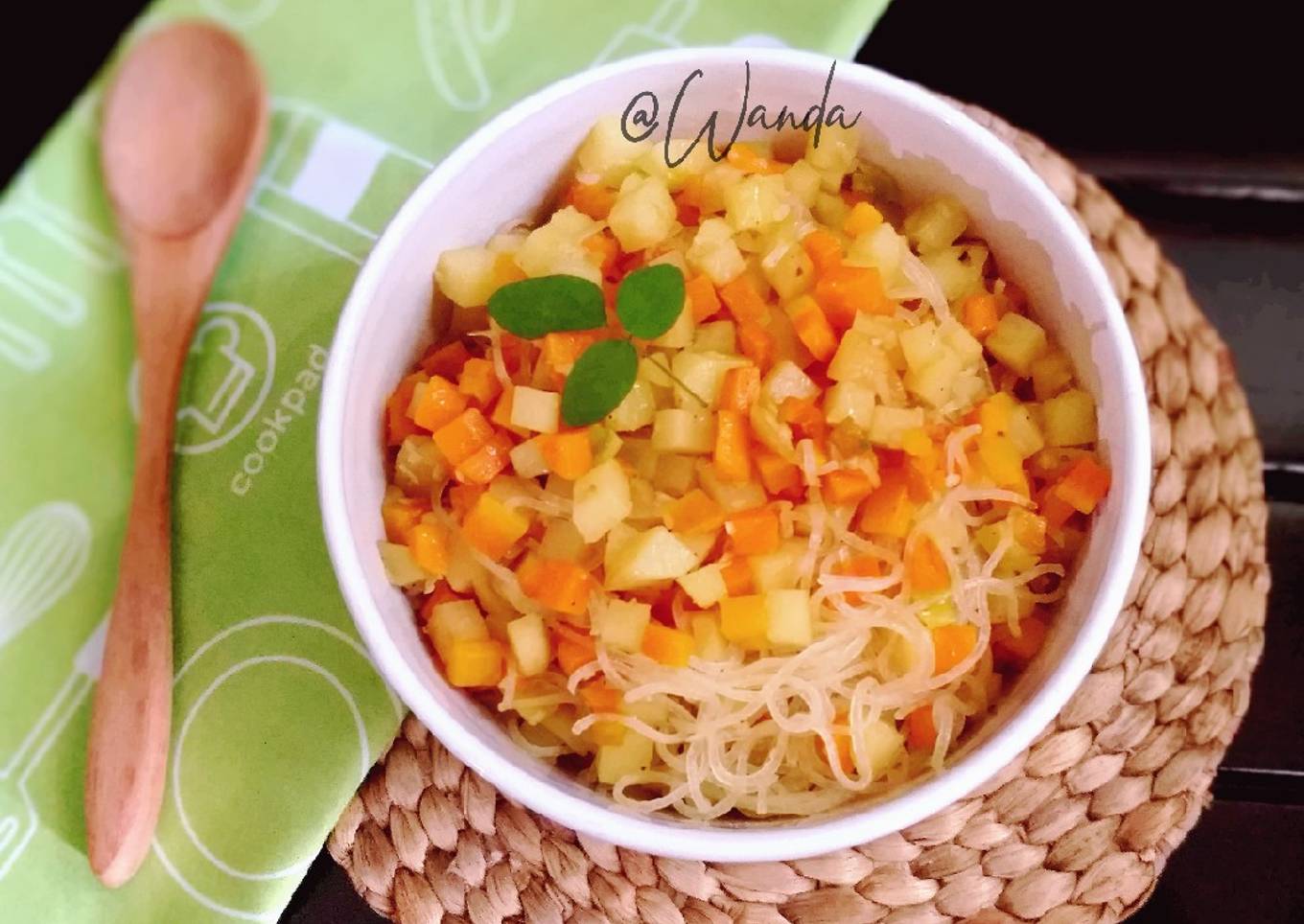Isian Pastel (kentang, wortel, Bihun)
