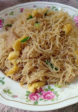 รูปของ ผัดหมี่ขาวใส่ไข่เจียวฝอยหมูชิ้น