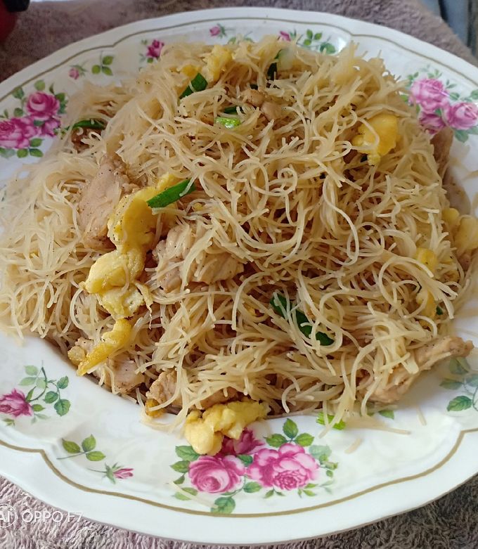 รูปของ ผัดหมี่ขาวใส่ไข่เจียวฝอยหมูชิ้น
