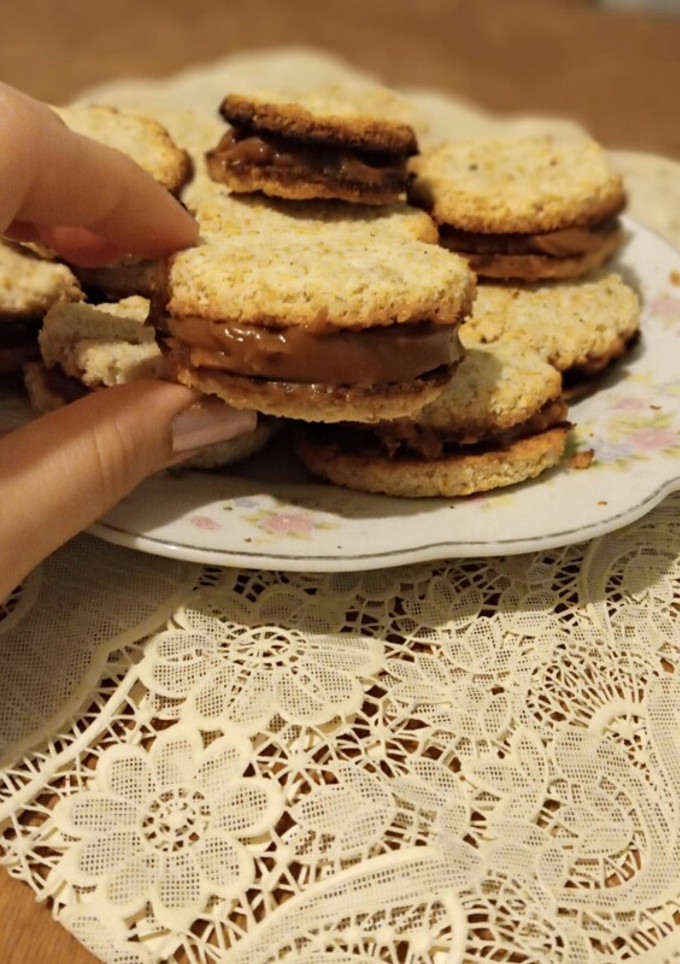 Una foto de Alfajores de coco y avena