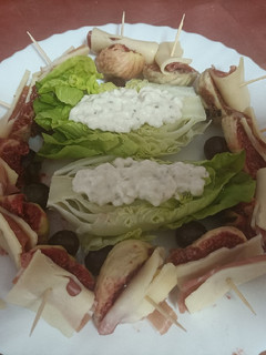 Una foto de Pincho de higo, uva, queso y jamón