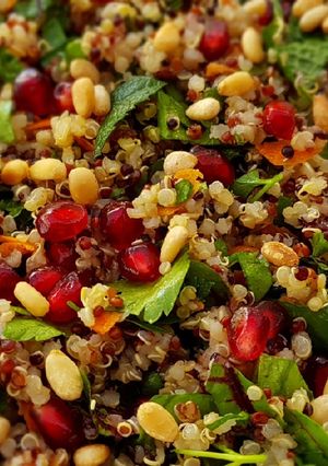 Quinoa saláta baby spenóttal és gránátalma magokkal recept fotója