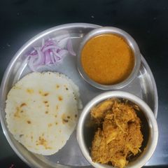 A picture of Kolhapuri Tambra Rassa and Sukka Chicken.