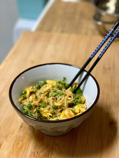 Una foto de Fideos de arroz con pollo al curry en 20 min🥡⏰