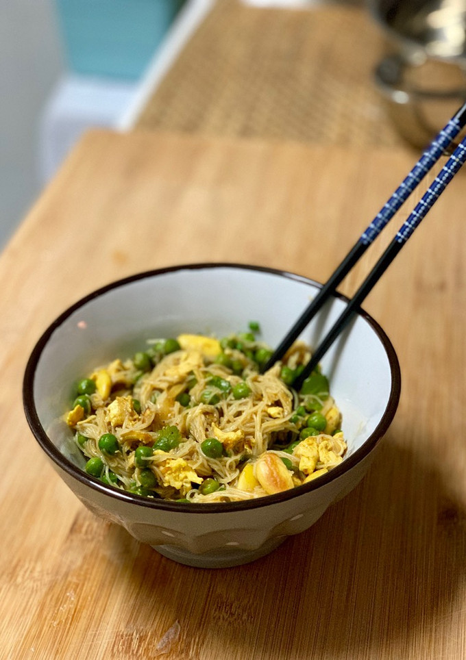 Una foto de Fideos de arroz con pollo al curry en 20 min🥡⏰