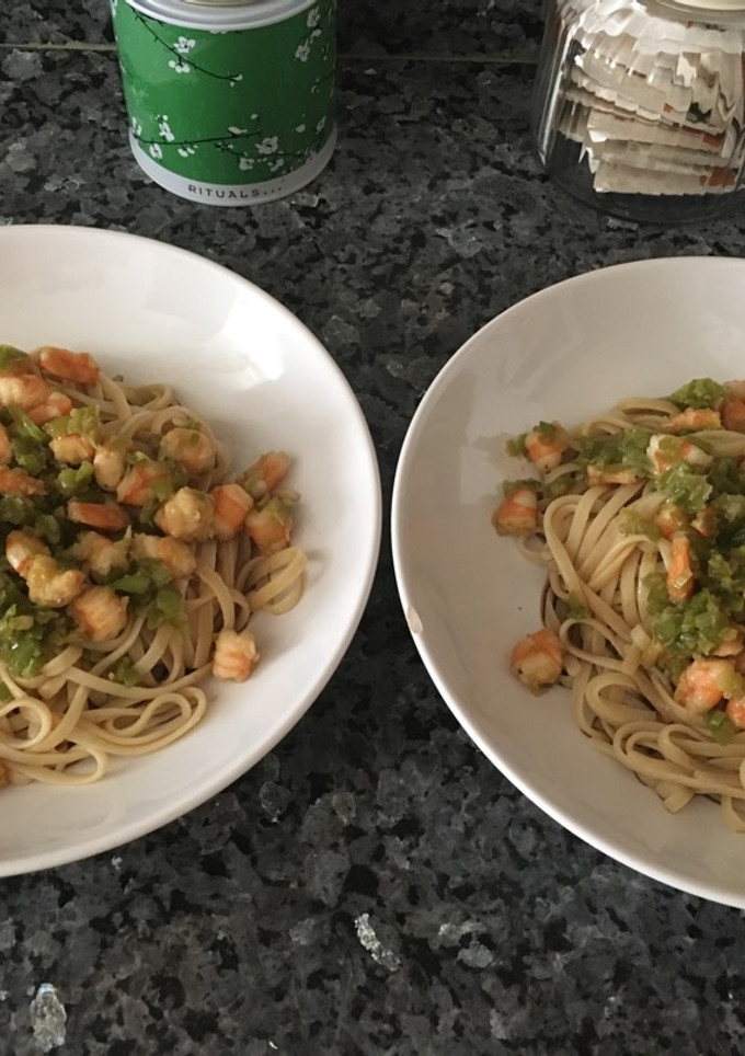 Una foto de Tallarines con langostinos🍜