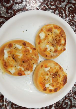 पनीर स्वीट चिली मिनी पिज़्ज़ा(Paneer Sweet chilli mini pizza recipe in hindi) रेसिपी मुख्य फोटो
