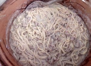 Una foto de Stroganoff con salsa de champiñones con carne y spagetti