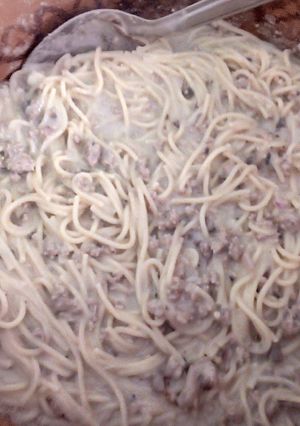 Una foto de Stroganoff con salsa de champiñones con carne y spagetti