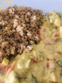 Una foto de Quinoa con verduras al curry
