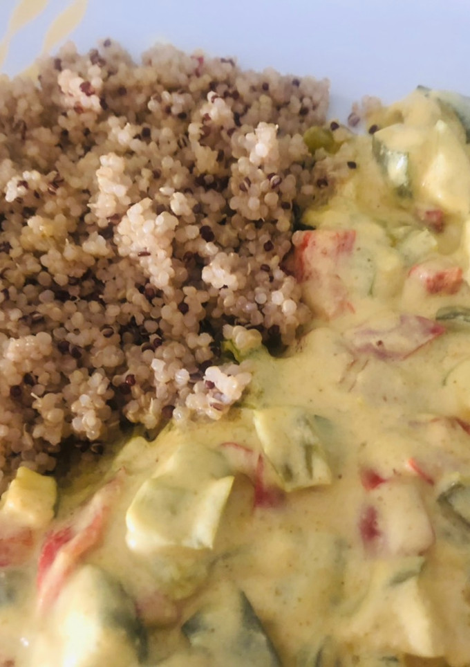 Una foto de Quinoa con verduras al curry