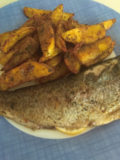 Una foto de Trucha con patatas especiadas al horno