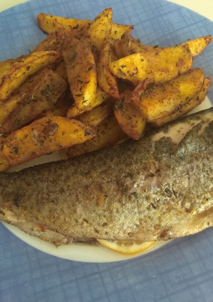 Una foto de Trucha con patatas especiadas al horno