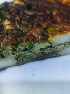 Una foto de Tortilla de papas y acelga