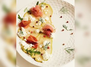 Une photo de Carpaccio de poire à la feta et au jambon Serrano