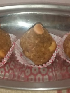 மீதமான சப்பாத்தியில் நாட்டுச்சக்கரை லட்டு செய்முறை முக்கிய புகைப்படம்