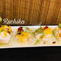 A picture of Dahi vada.
