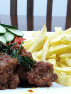 A picture of Mutton Masala with chips.