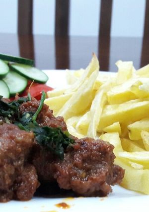 A picture of Mutton Masala with chips.