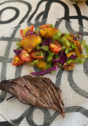 Una foto de Ensalada fresca fácil veraniega ❤️🍑🍅🥬🌺❣️