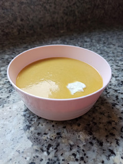 Una foto de Crema de calabaza y guisantes Mambo