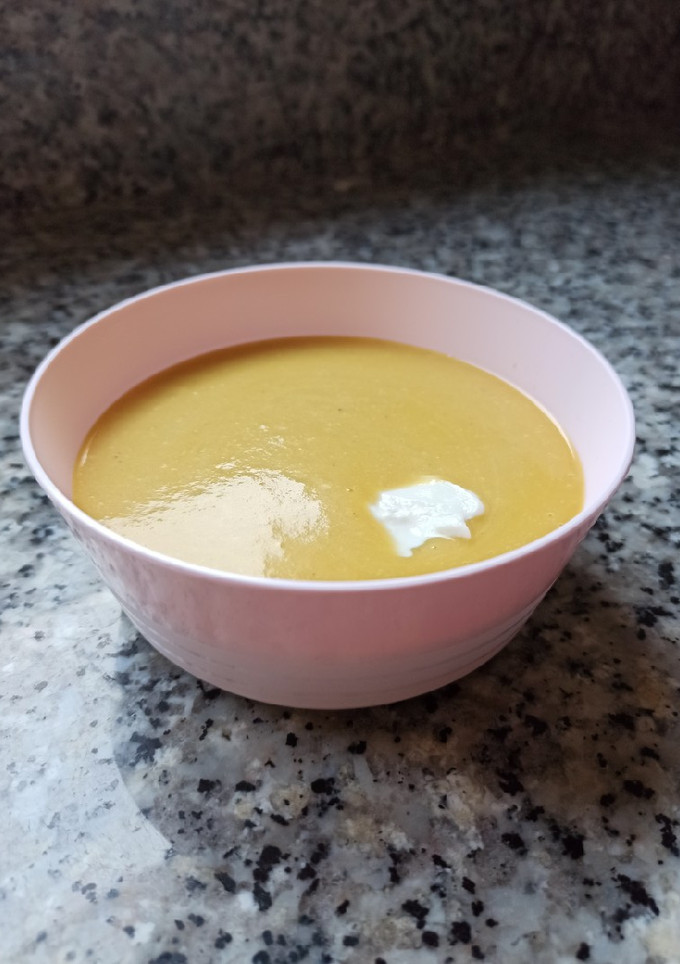 Una foto de Crema de calabaza y guisantes Mambo