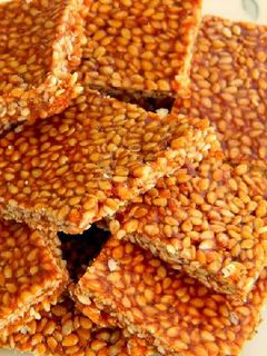 તલ ની ચીક્કી(Tal Chikki recipe in Gujarati) રેસીપી મુખ્ય ફોટો