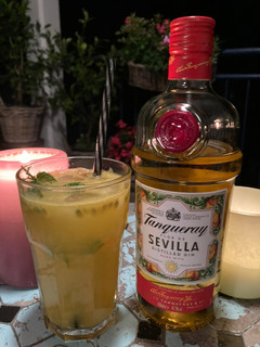 Una foto de Gin Tonic exótico con menta y maracuyá
