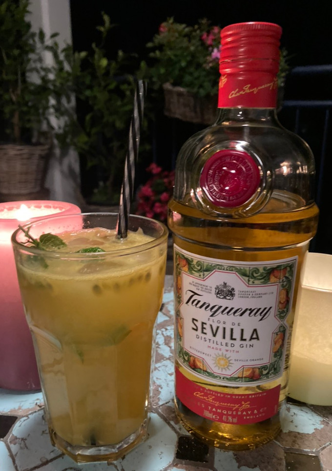 Una foto de Gin Tonic exótico con menta y maracuyá