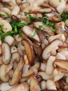 Una foto de Salteado de shiitake con alubias