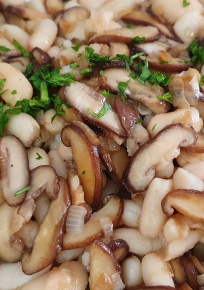 Una foto de Salteado de shiitake con alubias