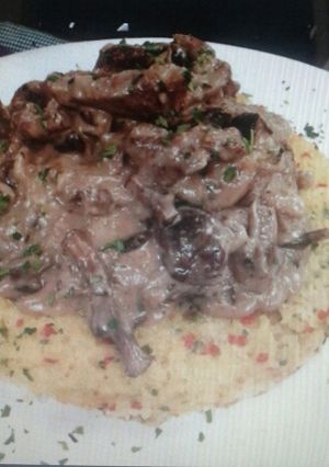 Una foto de Lomito oriental con arroz y cúrcuma