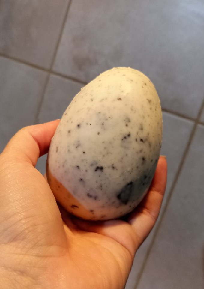 Una foto de Huevo de Pascua oreo con cáscara rellena de dulce de leche