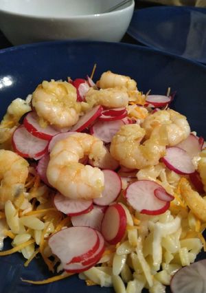 Une photo de Salade de pâte orzo et crevette au curry