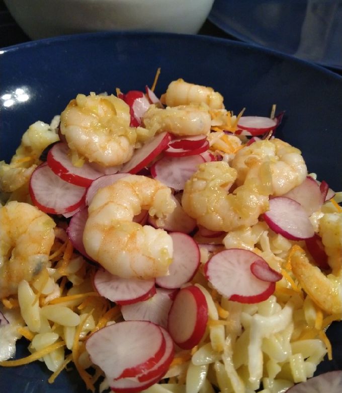 Une photo de Salade de pâte orzo et crevette au curry