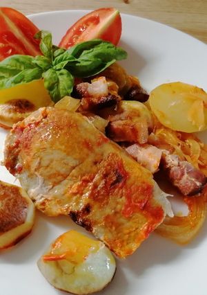 Savanyú káposzta ágyon sült karaj, burgonyával borítva recept fotója