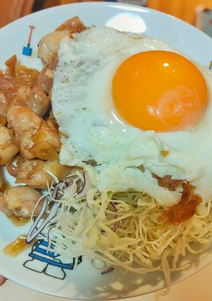รูปของ ข้าวหน้าไข่ดาวกับไก่ทอดกระเทียม