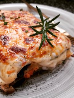 Una foto de Lasaña de salmón, espinacas y queso de cabra