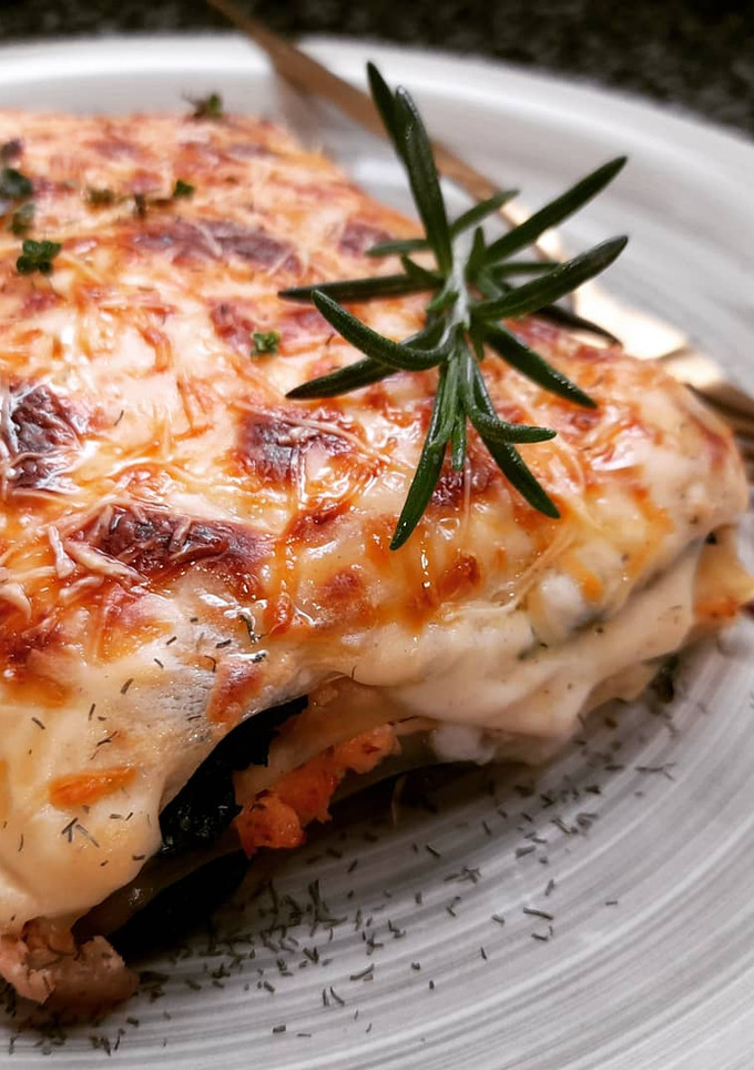 Una foto de Lasaña de salmón, espinacas y queso de cabra