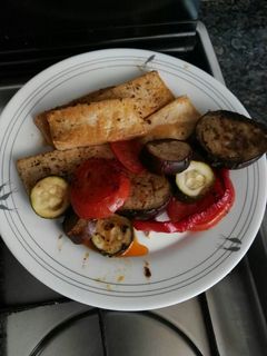 Una foto de Tofu con verdura y especias